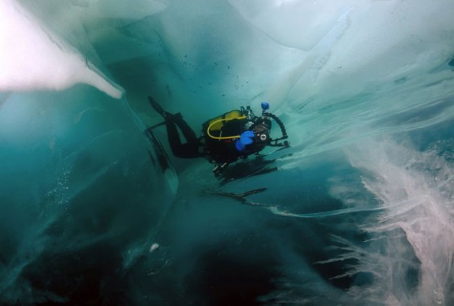 Погружение дайверов под лед Байкала