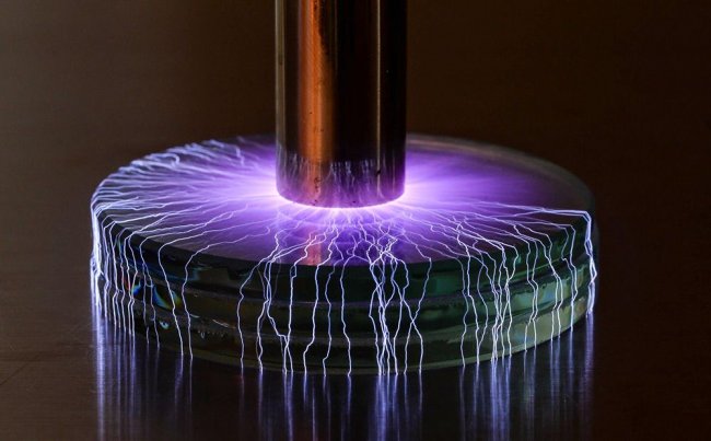 Домашняя молния, созданная трансформатором Тесла