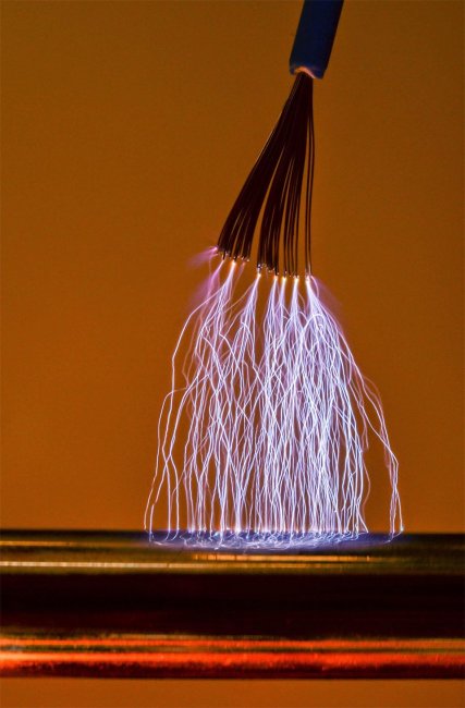 Домашняя молния, созданная трансформатором Тесла