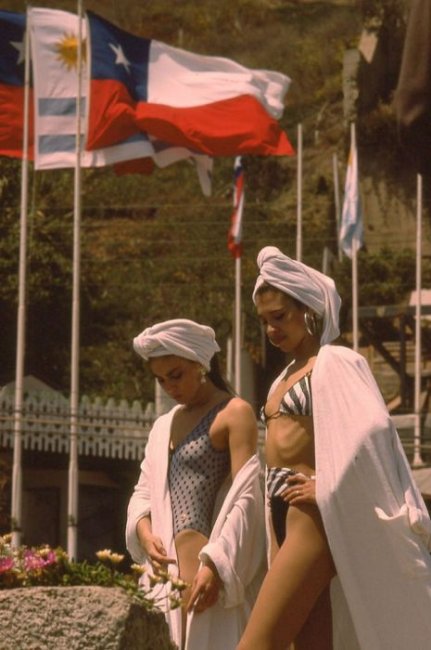 Девушки на чилийском пляже Ренака, 1980