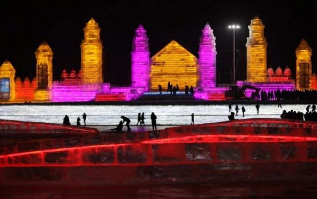 Город из льда на ежегодном зимнем фестивале в Кит