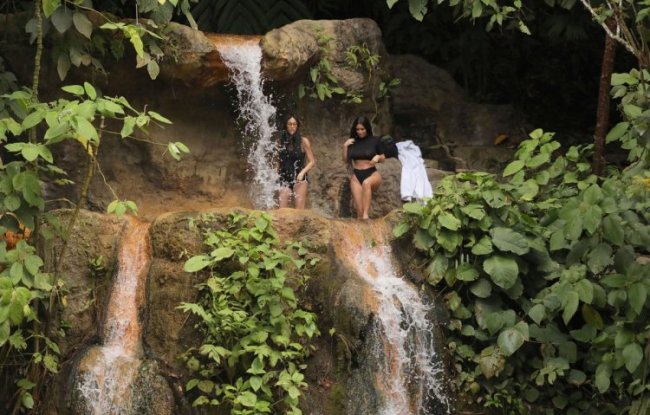 Ким Кардашян искупалась в водопаде