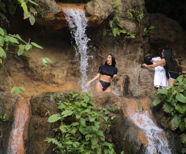 Ким Кардашян искупалась в водопаде