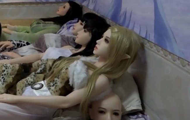 Китаец воспитывает сына с семью секс куклами