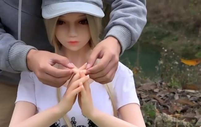 Китаец воспитывает сына с семью секс куклами