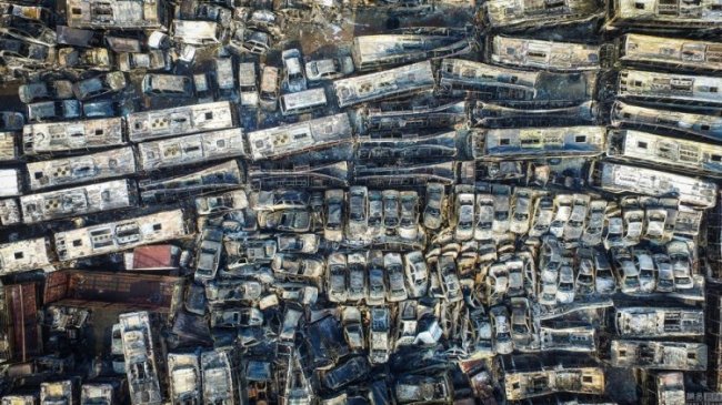Тысячи машин сгорели на стоянке в Китае