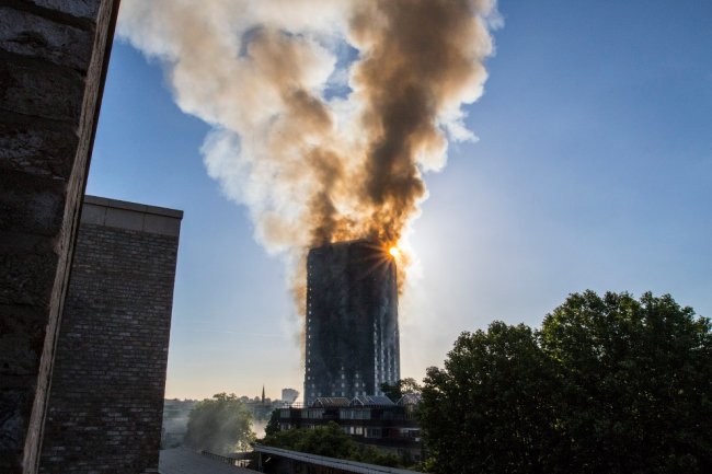 Пожар в небоскребе Лондона