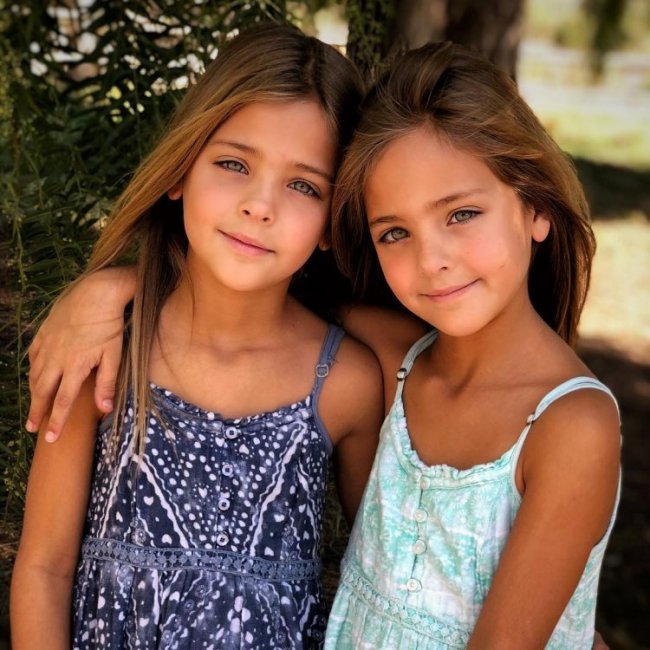 Самые красивые девочки-близняшки