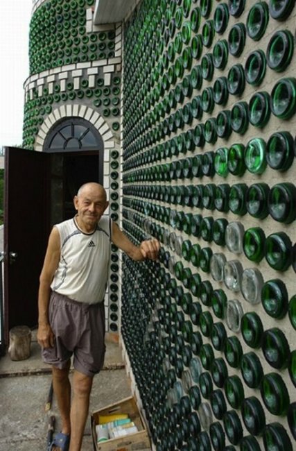 Дача украинского умельца, построенная из пустых бутылок