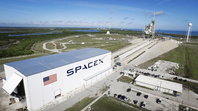 Старт тяжелой ракеты Falcon Heavy компании Илона Маска