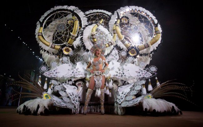 Карнавал в Санта Крус де Тенерифе, где носят 80-килограммовые костюмы