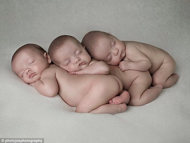 В британской семье родились абсолютно идентичные тройняшки