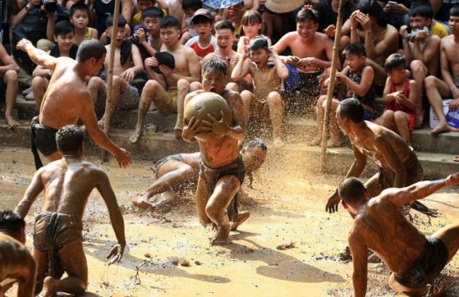 Во Вьетнаме прошел фестиваль с футболом в грязи