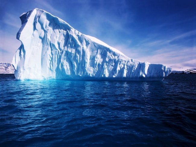 Гренландской деревне угрожает огромный айсберг