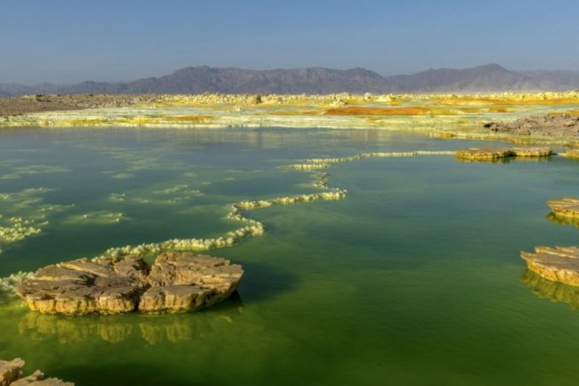 Кислотные озера в африканской пустыне