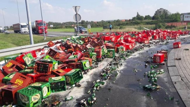 Сотни бутылок пива оказались на дороге в Польше
