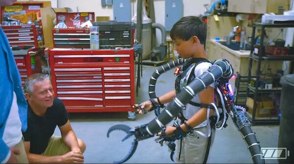 Молодой миллионер создал роботизированные руки доктора осьминога
