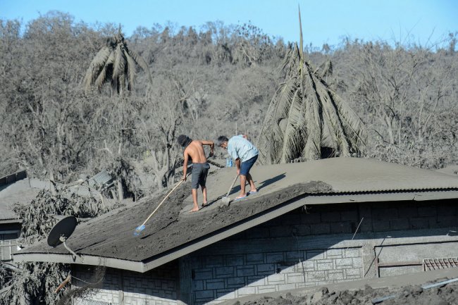 Черно-белый мир после извержения вулкана Тааль на Филиппинах