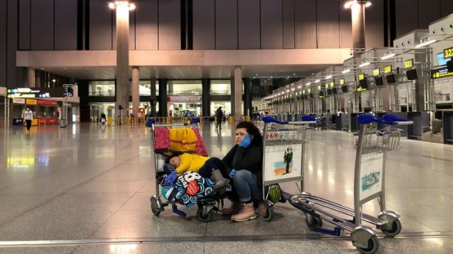 Пустые аэропорты: коронавирус парализовал туризм