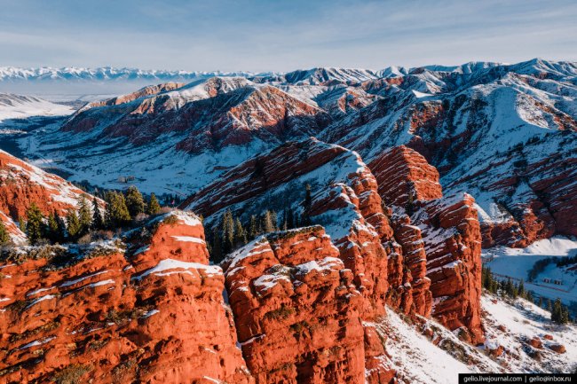 Джеты-Огуз — красные скалы посреди снега