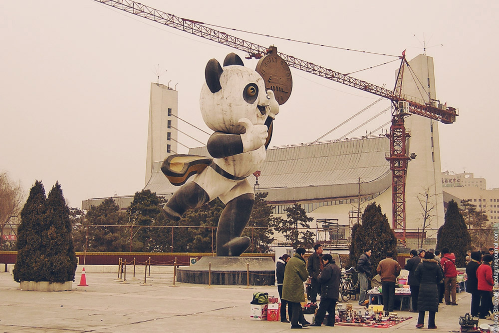Это наше единственное развлечение. Пекин 2006. Hongluo Clubhouse (2006; Пекин, Китай)..