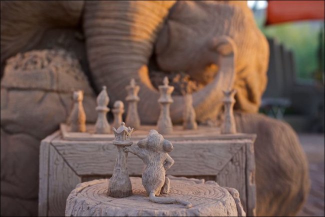 Слон играет с мышкой в шахматы