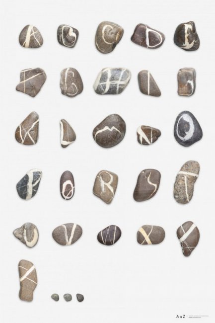 Мужчина собирал алфавит из камней в течение 10 лет