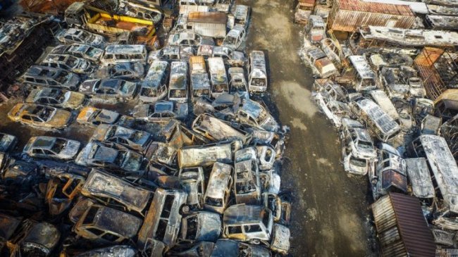 Тысячи машин сгорели на стоянке в Китае
