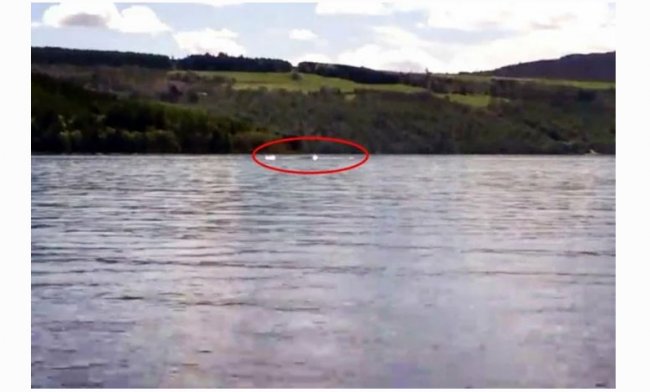 Школьница сняла на камеру необычное явление на озере Лох-Несс